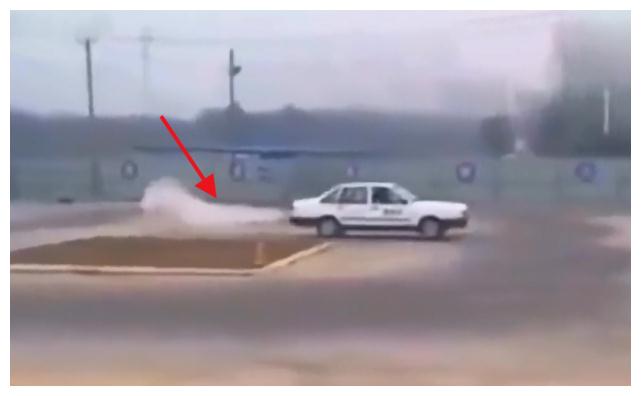 广东小伙科目二考试，仅用55秒就完成，考官：这是喝大了？