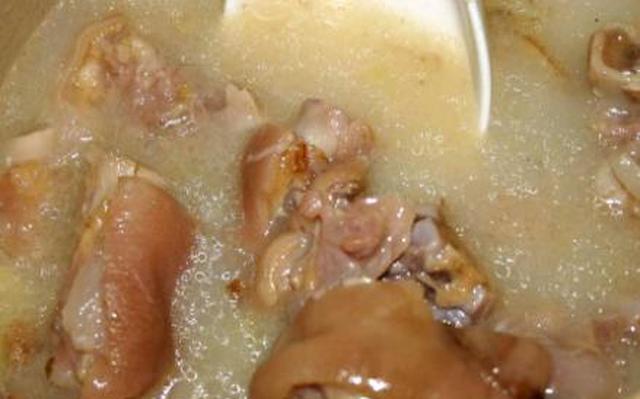 炖猪脚汤，千万不要直接下锅煮，多加上这一步，猪蹄软烂入味好吃