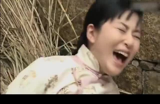 娘妻秋菊的坚强让人心疼在道边的草垛上生下孩子