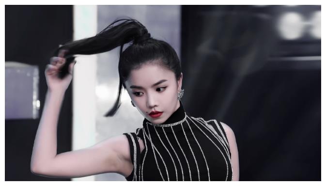 《青春有你2》最酷女选手,有实力有颜值,嘴角的痣成点睛之笔
