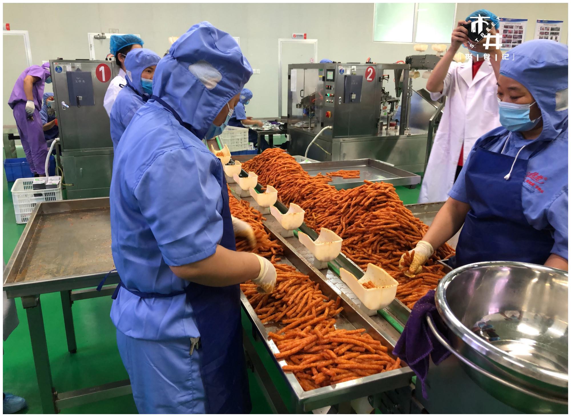 实拍辣条生产工厂,调味师100万元挖不走,这盆油是核心