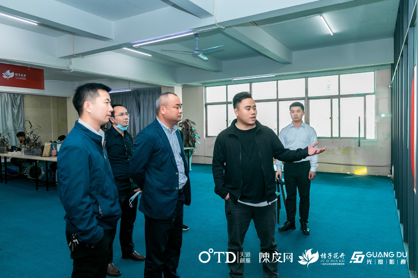 邱海盛向骆开提一行详细介绍了公司架构,结合案例讲解集团各板块专注