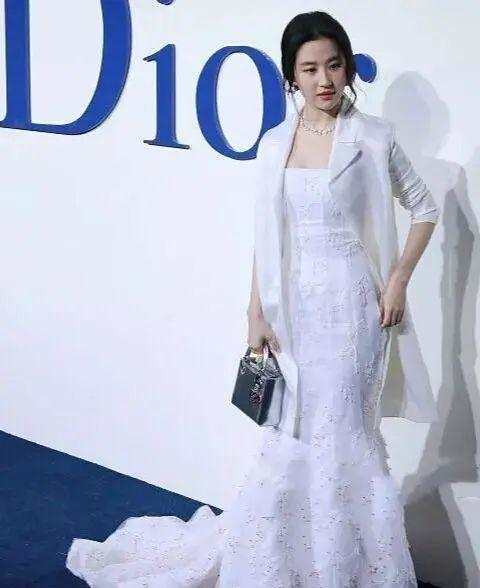 2、刘亦菲这次的造型太成功了。她身穿白色西装，搭配透明纱裙。你喜欢她的穿搭吗？ 