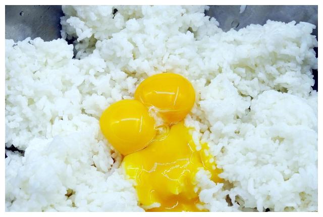 蛋炒饭先炒蛋还是先炒饭教你新式做法色泽金黄吃一口真香