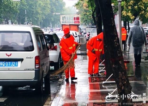 雨中坚守的环卫工人 你们辛苦了