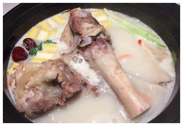 炖骨头汤时,不要直接下锅煮,多加一步,骨汤鲜香肉烂无腥味