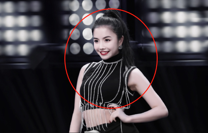 《青春有你2》最酷女选手,有实力有颜值,嘴角的痣成点睛之笔