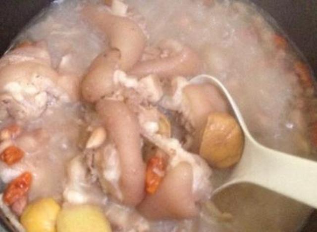 炖猪脚汤，千万不要直接下锅煮，多加上这一步，猪蹄软烂入味好吃