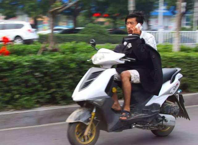电动车车主要注意,骑电动车,自行车玩手机,属于违法行为要罚款