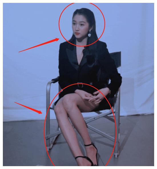 关晓彤重返母校参加校庆失去了瘦腿特效后这腿没眼花吧