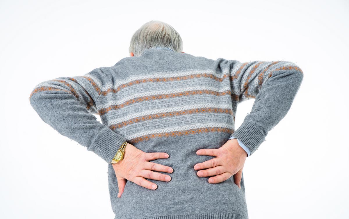老年人的背部神经,影响血液循环,时间长了还会造成腰酸背痛及神经酸痛