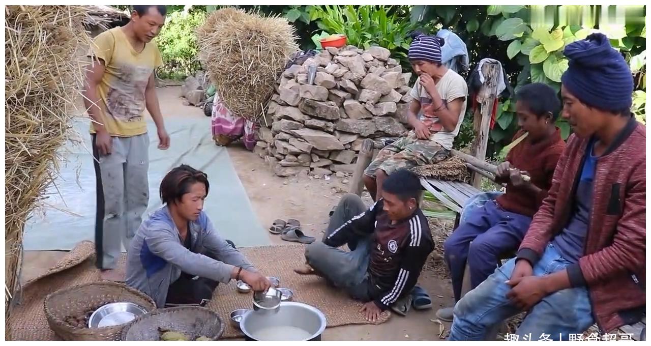 尼泊尔农村孩子零食真的不多,很多东西都没见过,像果冻,辣条,薯片之类