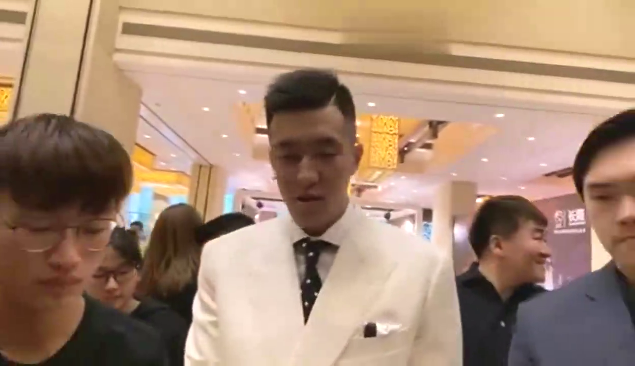 对话太搞笑郭艾伦穿白色西装遭赵睿调侃怎么让新郎签球啊