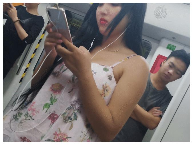 地铁上遇到理想型的女生,该怎么委婉的和妹子搭讪呢?哈哈哈哈