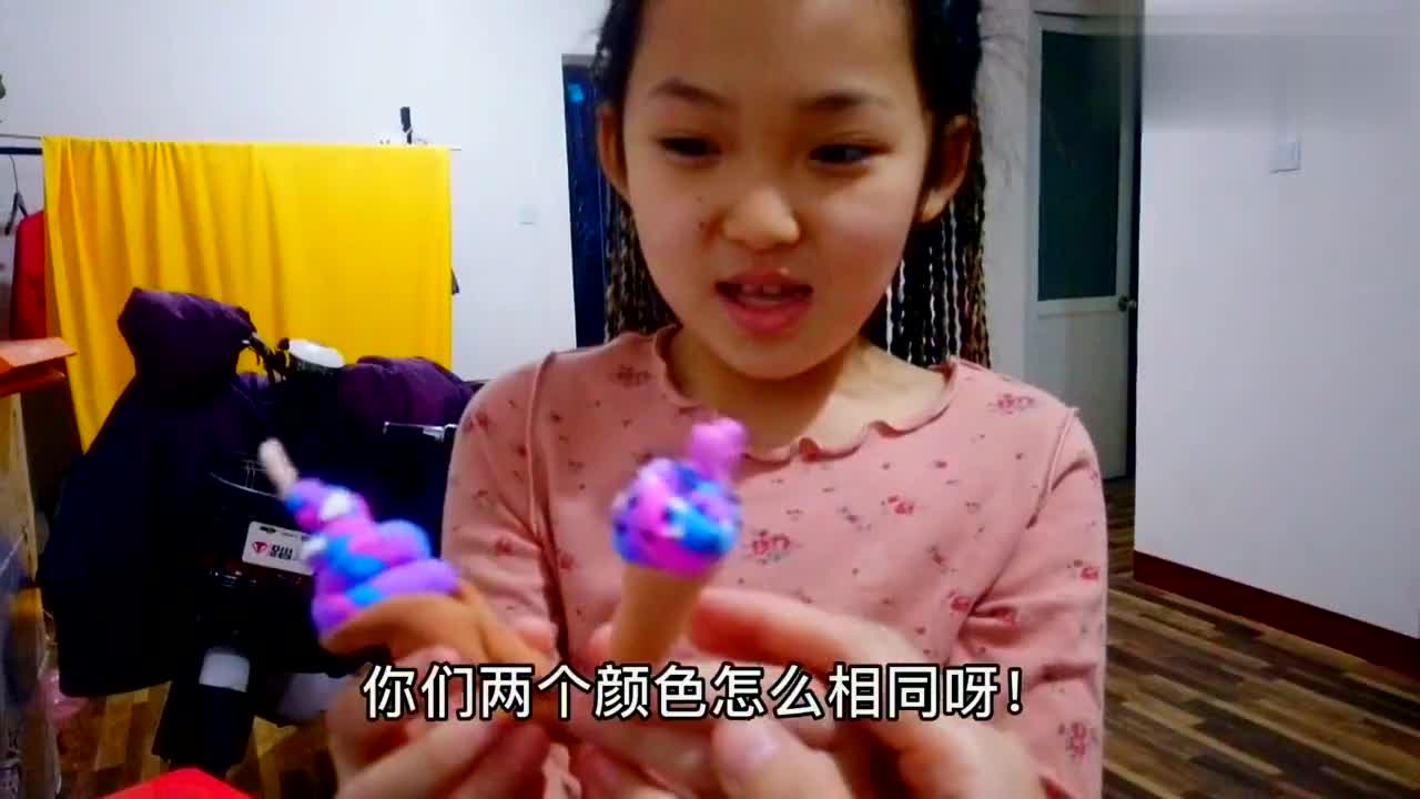 晨妤小美女拿着她和爸爸做的冰激凌给妈妈看,两个人做的颜色相同