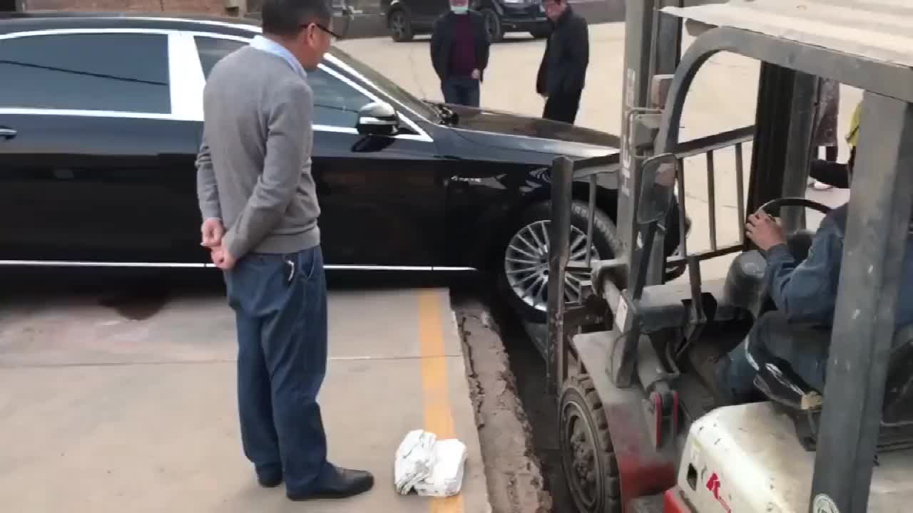 实拍：叉车慢点，别把迈巴赫的减震弄断了