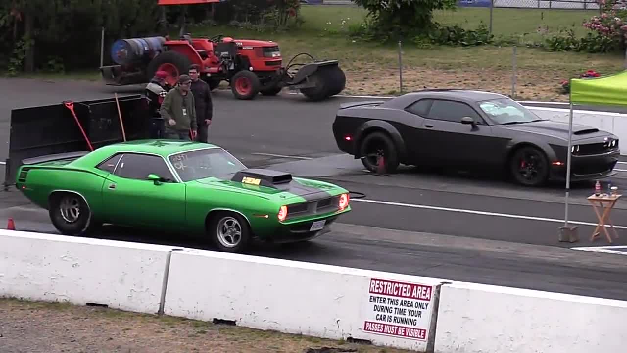 实拍道奇恶魔提速测试，当深踩油门的那一刻才知道有多强