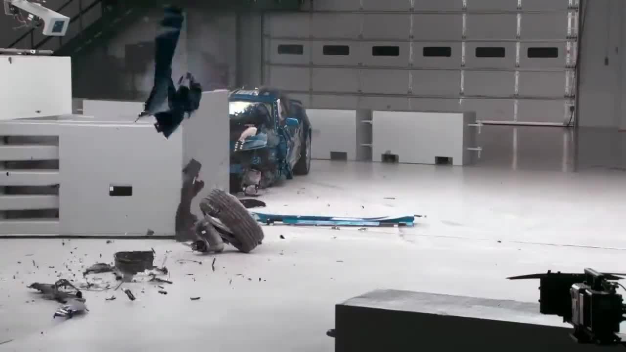 实拍碰撞测试场景，网友：好好开车，对自己和他人负点责任吧