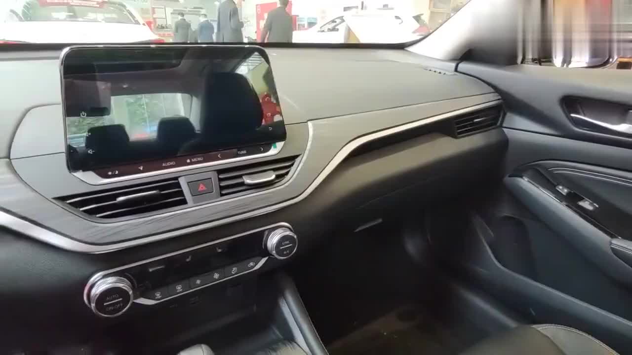 到店实拍天籁内饰档次高，一款值得选择的B级车