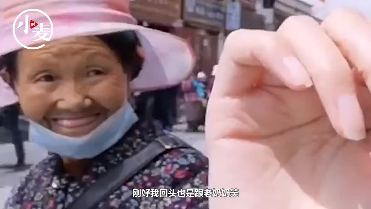 治愈系老奶奶!偷看游客镜头被发现后吐舌头卖萌表情可爱