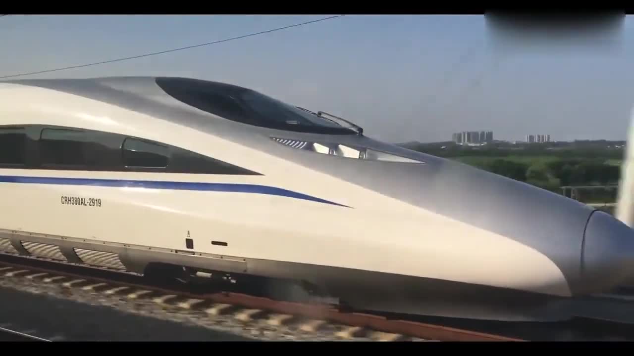 超近距离拍摄高铁飙车流线型的车头速度和科技的结合体