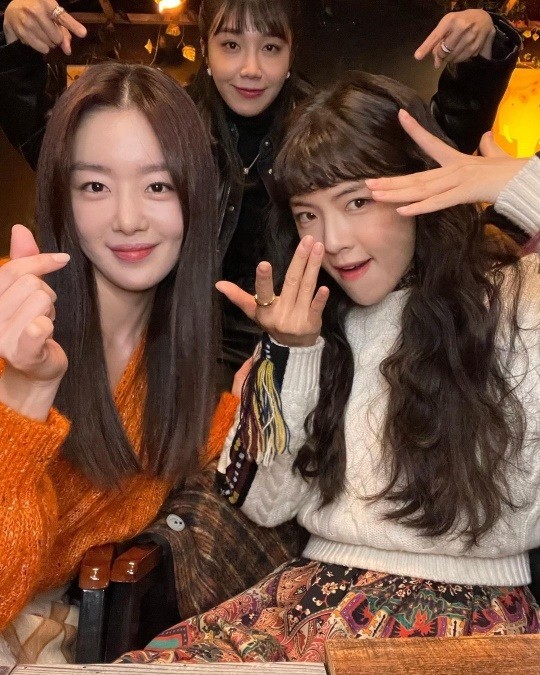 酒鬼都市女人们韩善花李善彬郑恩地最新合影曝光