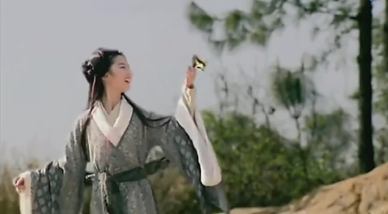 女娲后人正在阳光下与小蝴蝶和她的蛇尾玩着,发现异样