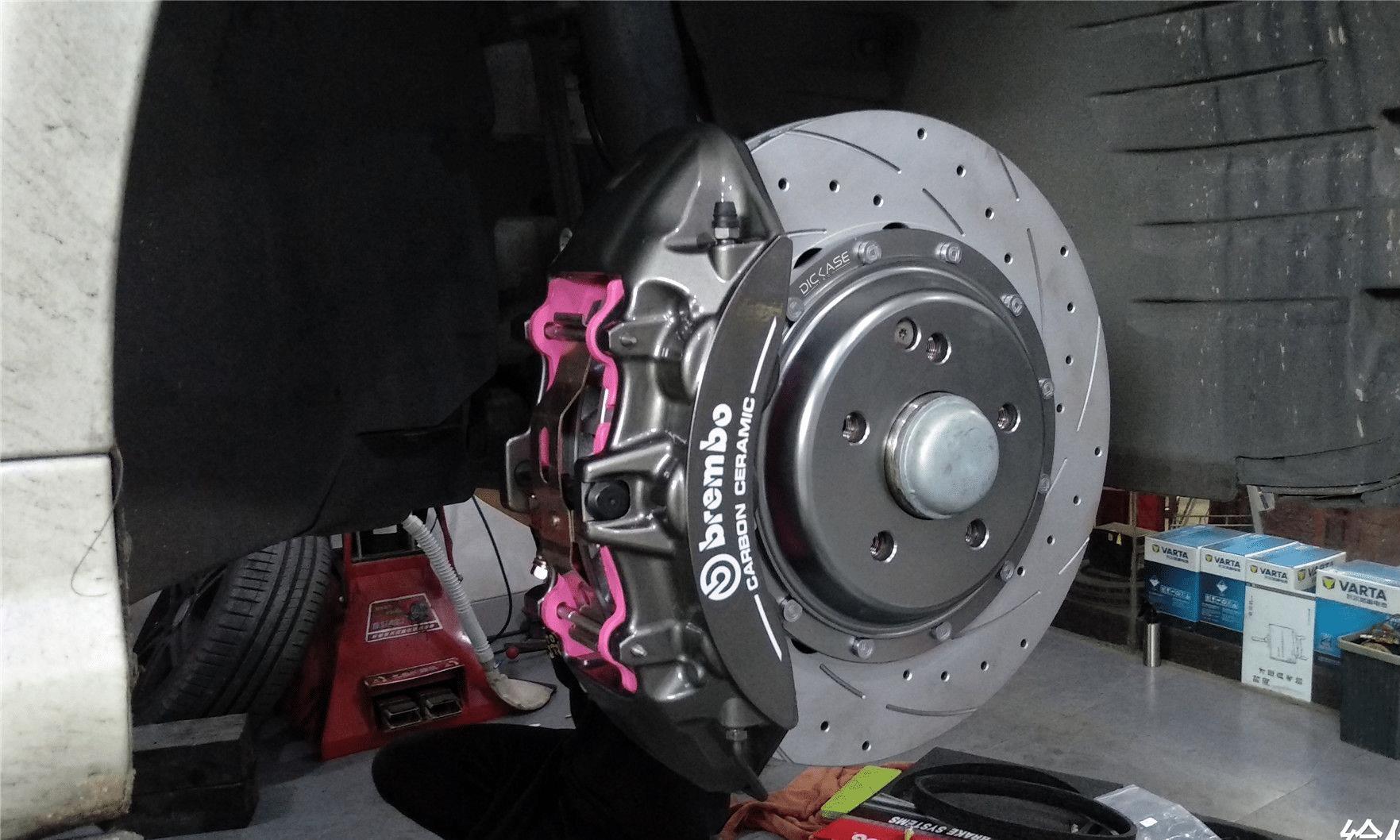 汽车刹车片多久换一次？修车师傅：最好不要超过这个数