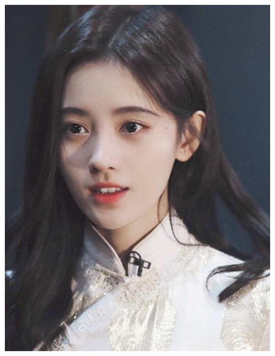 鞠婧祎早期古装剧照对比,妆容造型进步巨大,只有五官没变过