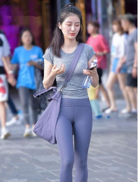 打底裤舒适有型不紧绷,令整体造型不沉闷
