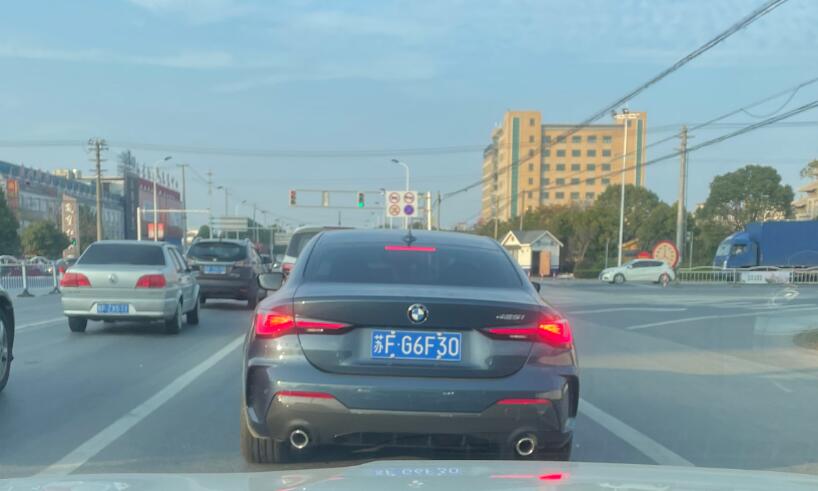 南通如东掘港镇实拍新款宝马425跑车，车牌号个性十足！