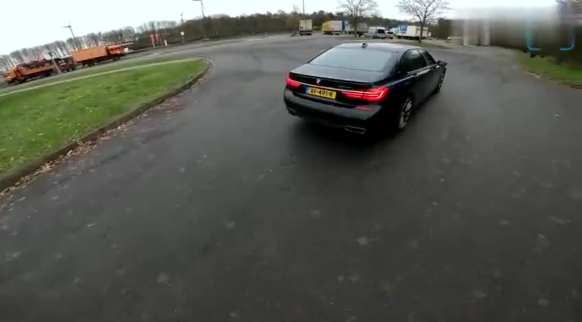 280万的宝马7系，开上不限速高速后，才懂得了坐奔驰开宝马的道理