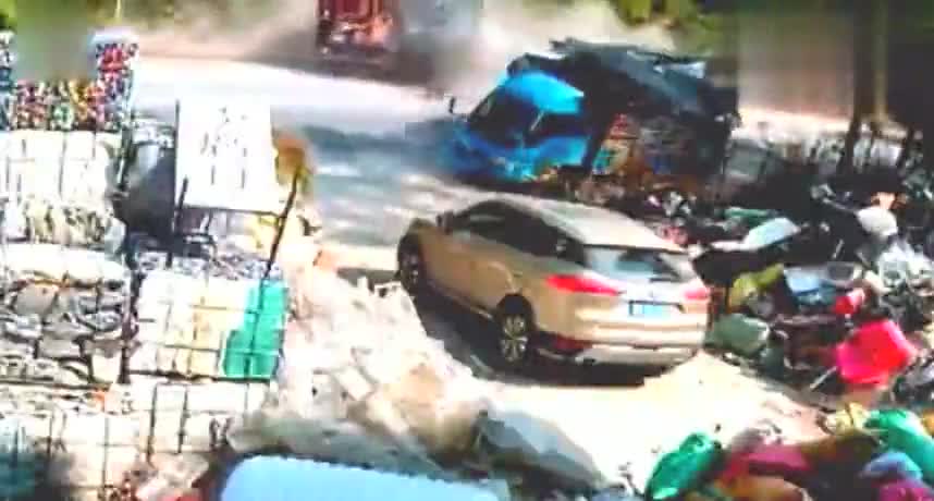 实拍两辆货车相撞引发四车连环撞轿车躺着也能中枪