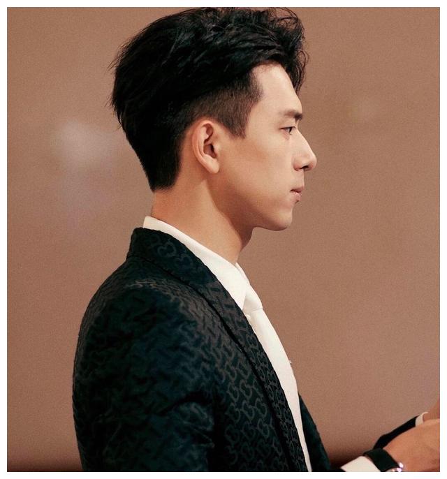 男星侧颜pk:李现鼻尖突兀,杨洋清秀的五官,蔡徐坤的黄金比例