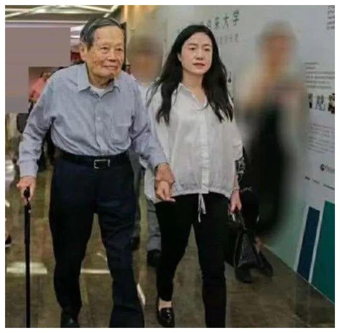 振宁右手 拄着拐杖 左手紧握43岁翁帆的手