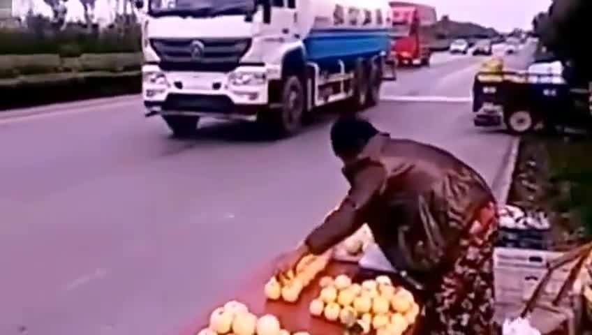 洒水车缓缓驶来,水果摊老板急忙收摊,感动众人!