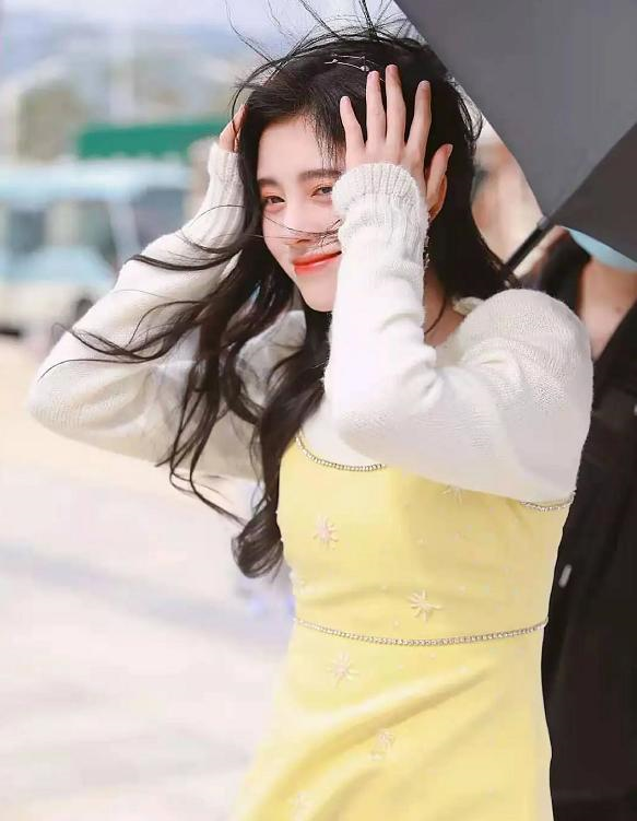 鞠婧祎大冬天拍外景看清她的双腿后我都忍不住替她打哆嗦