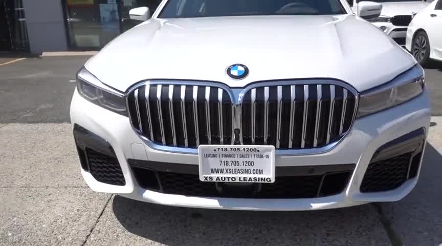 2020款全新宝马750Li，按下钥匙车门打开后，霸气开始了！