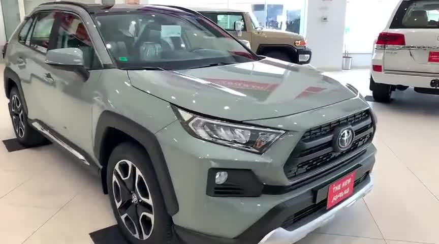 新车到店2020款丰田rav4水泥灰版了解完实车简直太帅了