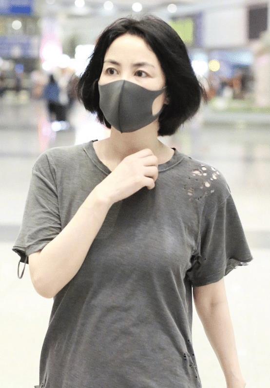 王菲超适合剪波波头,随便穿1件"烂t恤"出门,都超有国际范