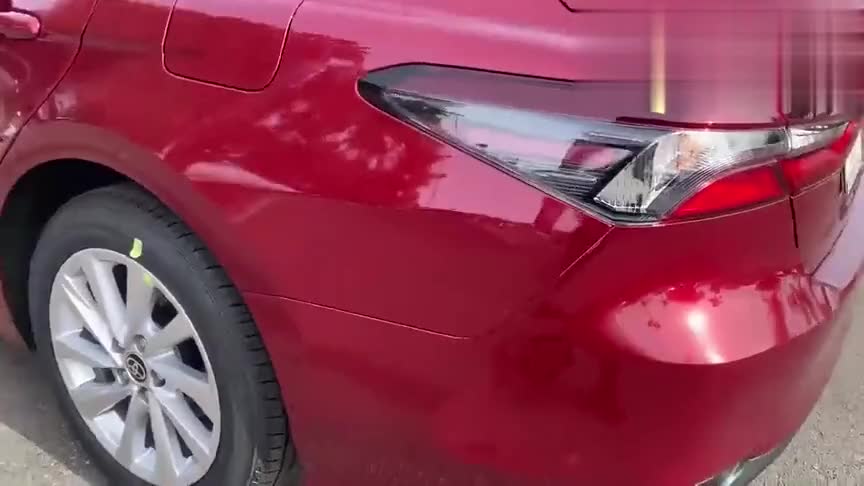 2021款丰田凯美瑞高清实拍，太帅气了，要不要买宝马3系自己看