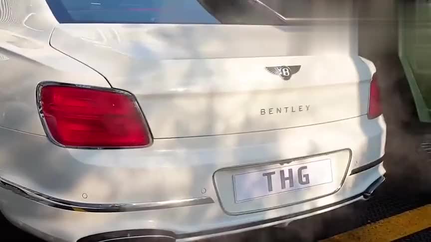 2021款宾利飞驰W12实拍，近距离感受一下300万的气场，太霸气了