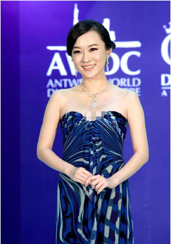 原来10年的霍思燕这么美一袭修身长裙美到认不出
