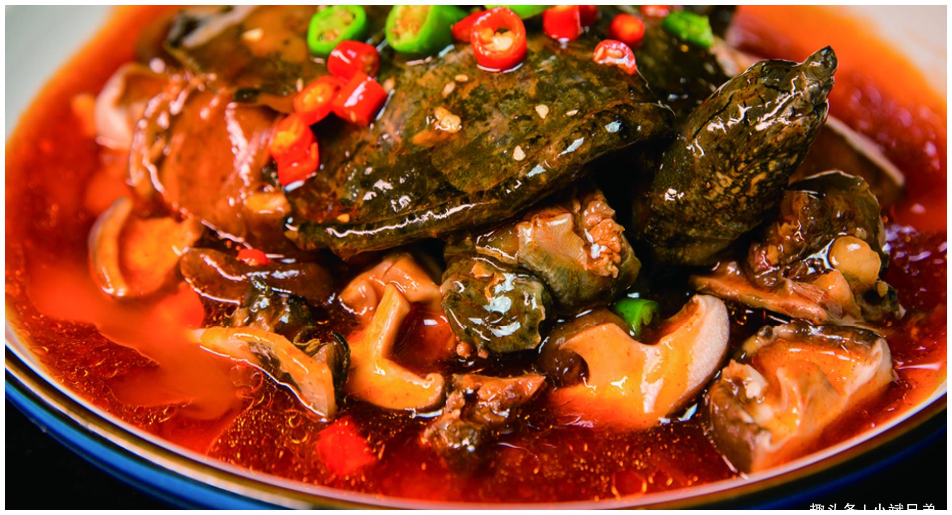食材:甲鱼1条,荆条青椒50克,小米椒,姜,蒜,蚝油,生抽,花生油,老抽,盐