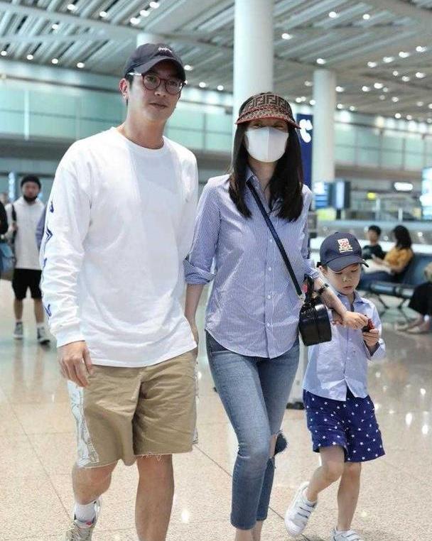 霍思燕杜江带儿子走机场穿条纹衬衫配牛仔裤不做作才是真的美