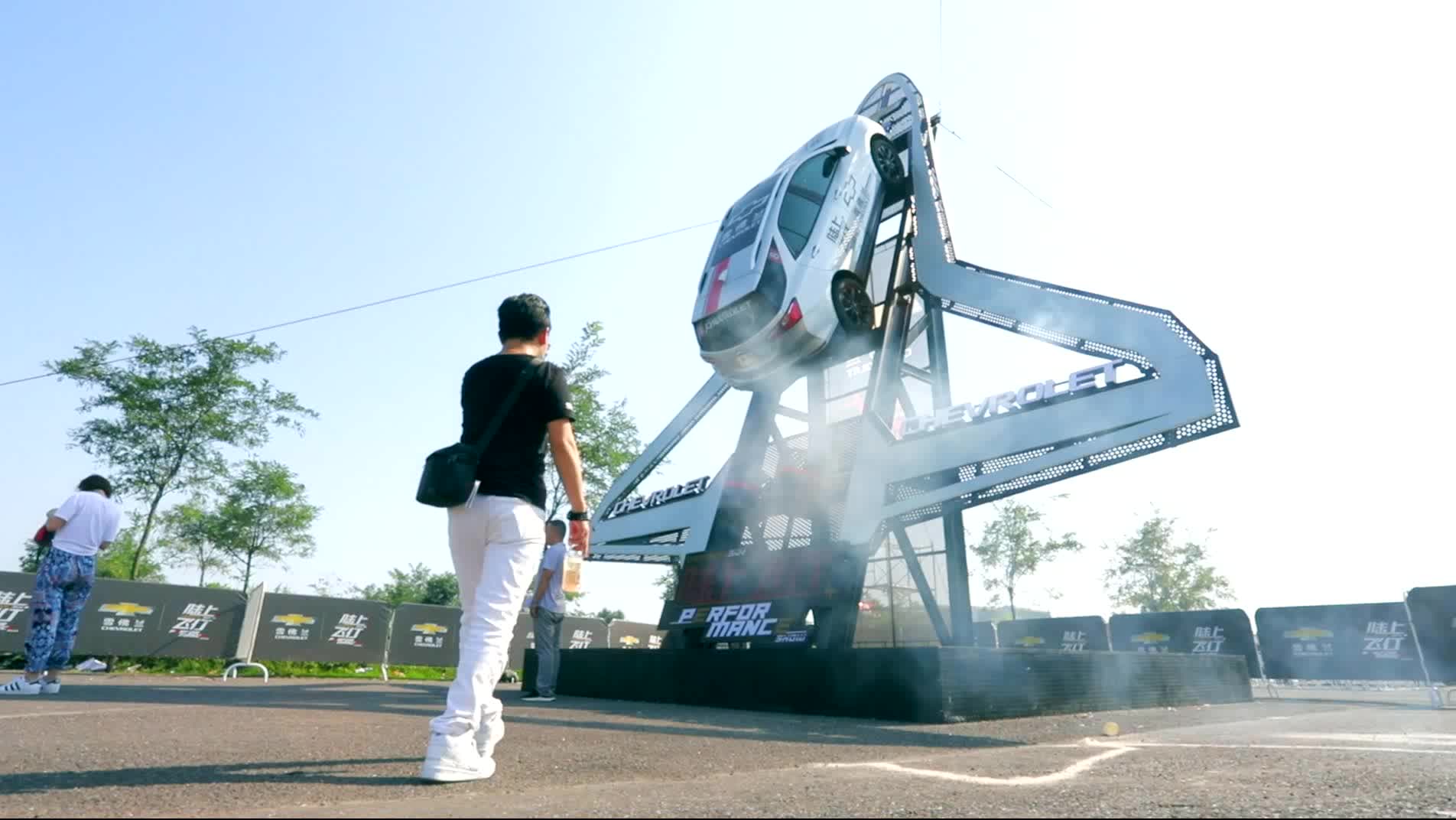 2020雪佛兰SUV陆上飞行秀，美式硬核特技！场地实拍，带你起飞