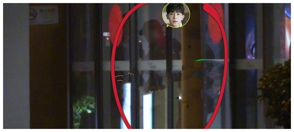邓伦和angelababy车,邓伦angelababy实锤 被爆约会angelababy?深夜拍邓伦离开三亚,躲在角落里失落吸烟