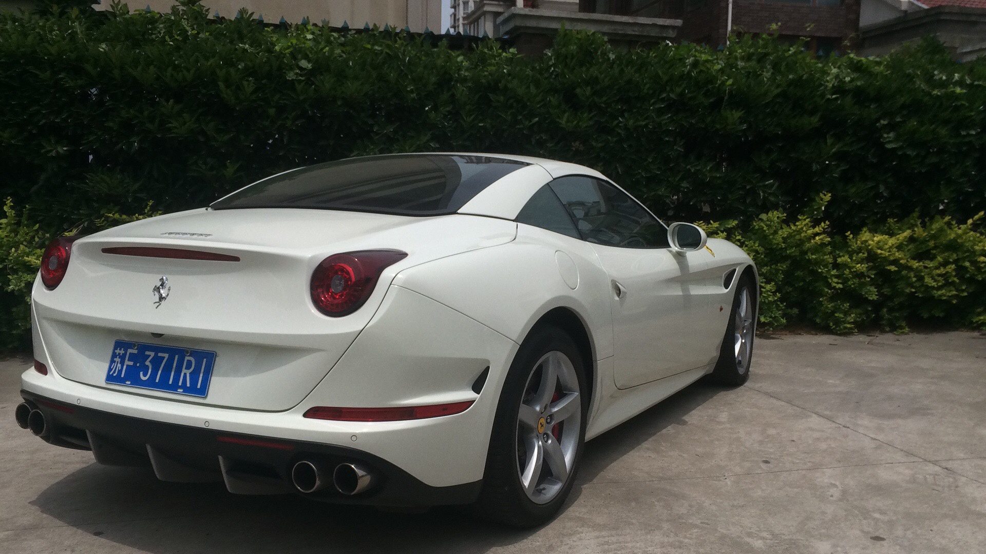 南通海门街头实拍法拉利加州跑车，如今已成有钱人的大玩具！