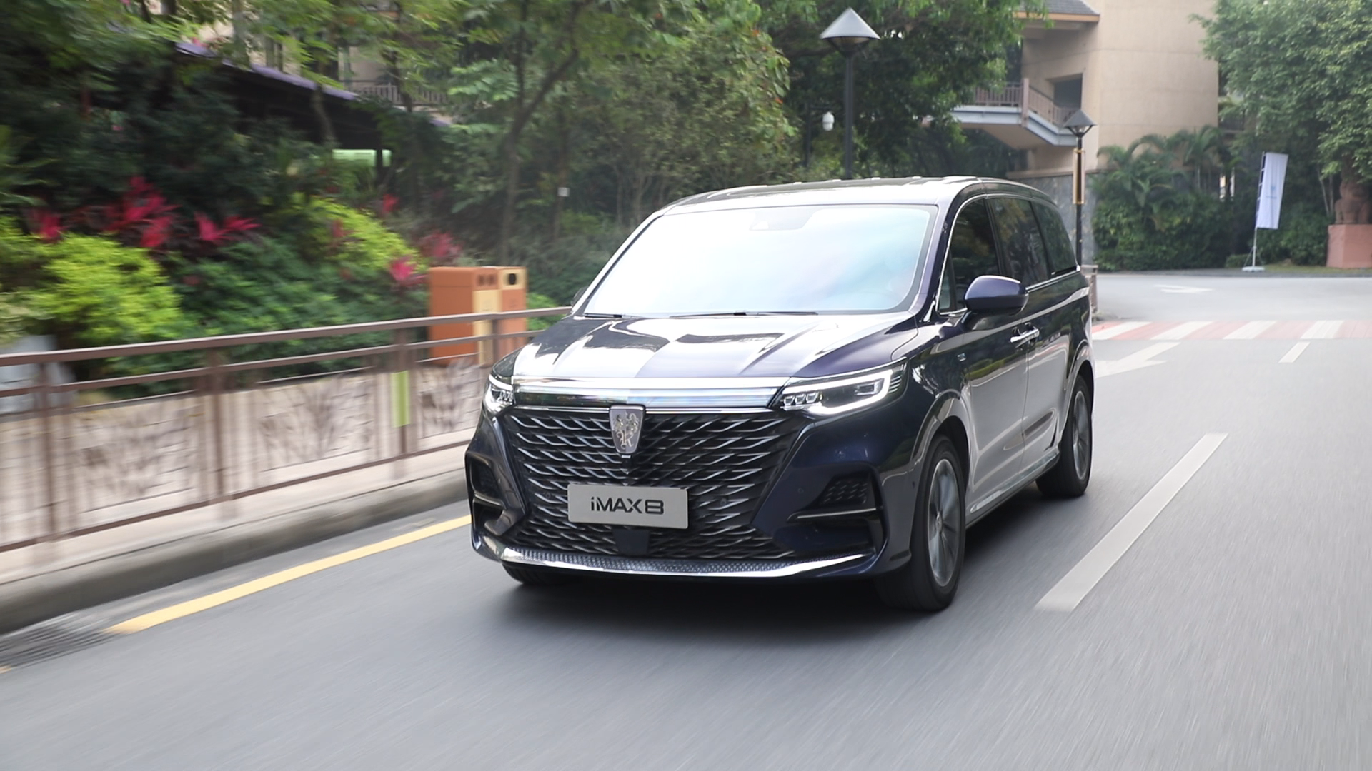 科技豪华MPV荣威iMAX8 宜家宜商新选择