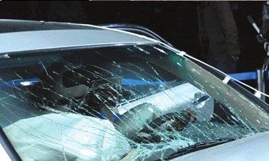 汽车挡风玻璃有霜冻怎么办？能不能倒热水解冻？